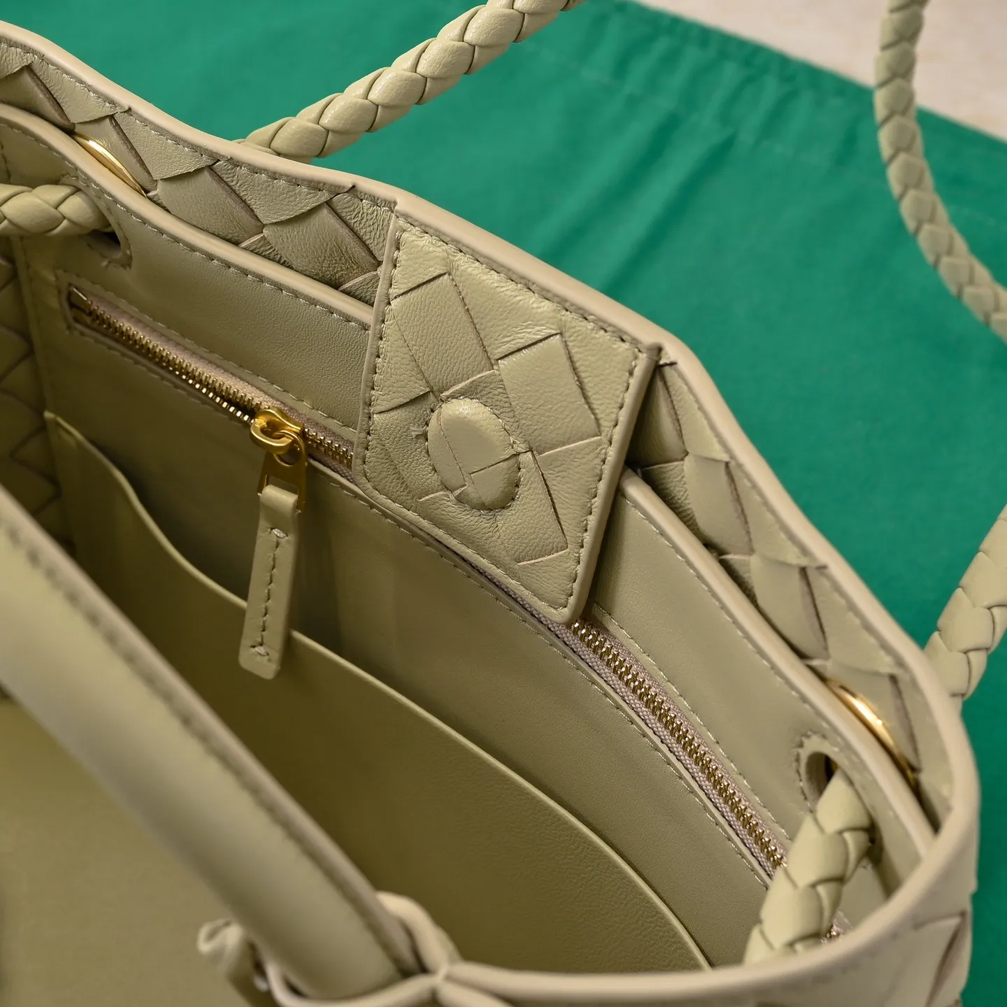 Batch 1860 B's 2023 spring and summer new style continues the brand's woven pattern style with detailed metal knot switch buckles. This time, the shoulder straps are also made into tube weaves, showing different craftsmanship. The carrying method is versatile to create more different styles. Intrecciato woven leather small handbag, equipped with sliding crossbody strap. Internal compartments, including 1 zipper pocket and 2 open pockets. Magnetic buckle closure. Size: 25*20*10cm Model: 7463#